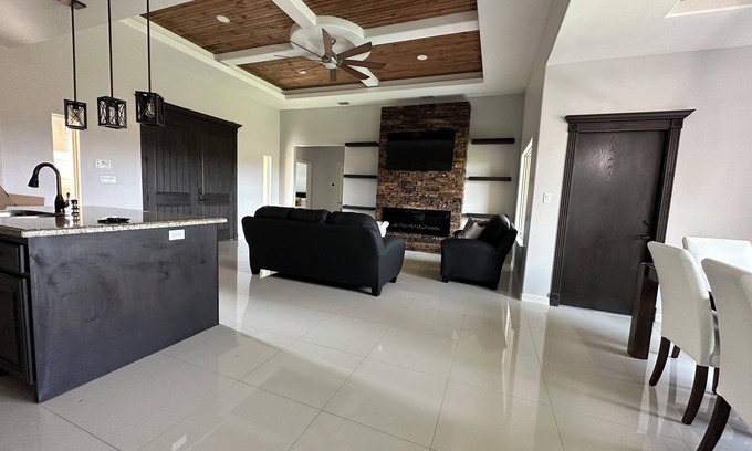 Brownsville House | Family Escape Home w/playground 5 minutes from shopping centers & restaurants