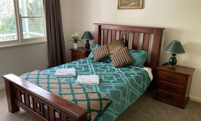 Barwidgee Cottage | Family farm retreat, big outdoor alfresco areas, with emus