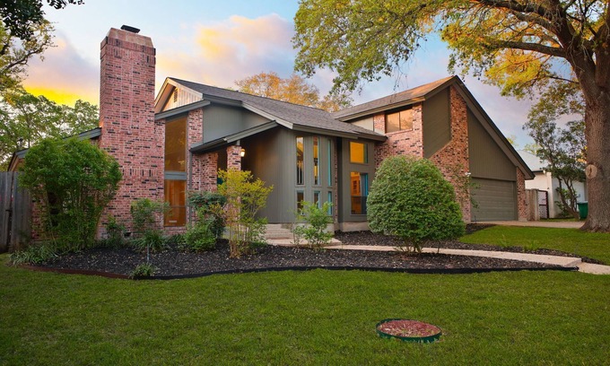 Vance Jackson House | Family Fiesta! Pool, Spa, Arcade, Mini Golf, Slide, Bowling + Games