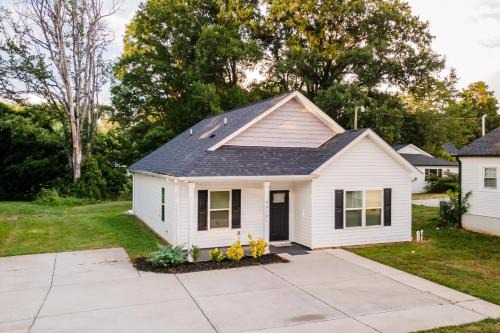 Paw Creek House | Family-Friendly 3BR w Hot Tub Games
