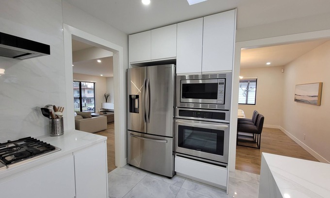 East Side House | Family Friendly 4 BR Home w/Huge Patio & Bbq near Bus and Skytrain Station