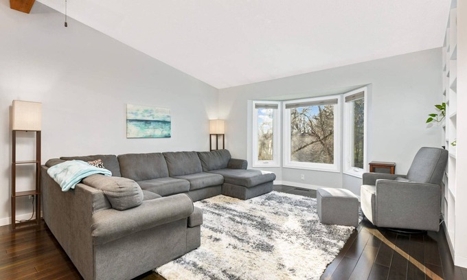 Eagan House | Family-Friendly 5-Bed Retreat