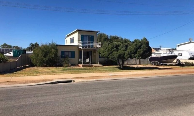 Leeman House | Family friendly accommodation