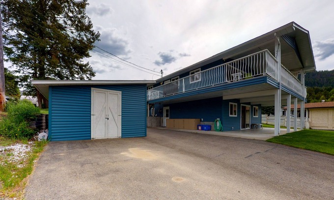 Christina Lake House | Family friendly lake home w/ full kitchen, a large yard, & furnished deck