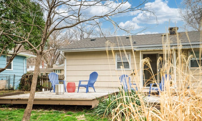 Shawnee House | *Family Friendly* Close to shops, restaurants and I-35