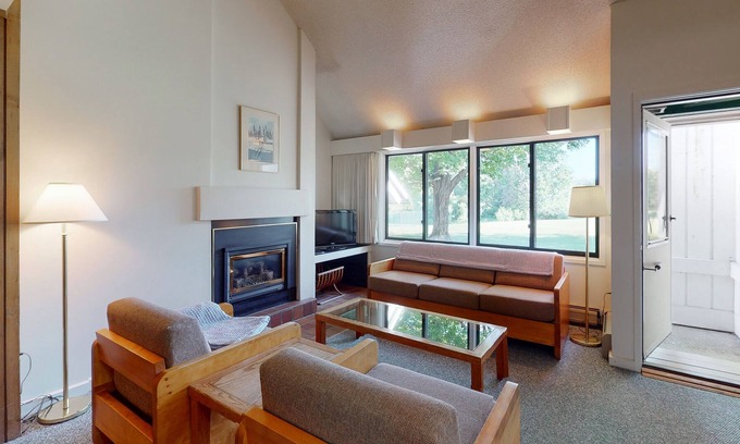 Stowe Area Condo | Family-Friendly Condo with Gas Fireplace, Shared Pool, and Golf Course View