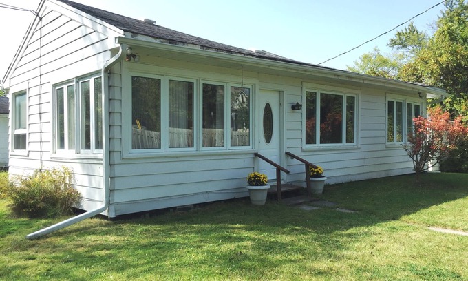 Georgina Cottage | Family-Friendly Cottage on Lake Simcoe with Private Shared Beach Access