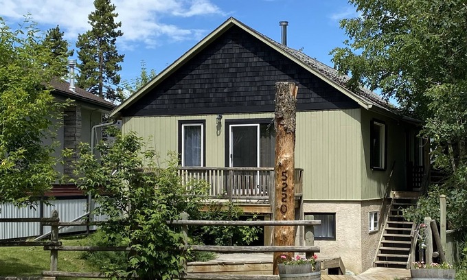Sylvan Lake Cottage | Family Friendly - Dual Suite Cottage in Sylvan Lake