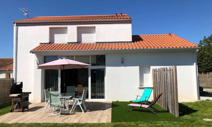 Pornic Cottage | Family-Friendly Farmhouse: 4 km to Beach, 2 km to Shops, Garden, WiFi, Baby Gear