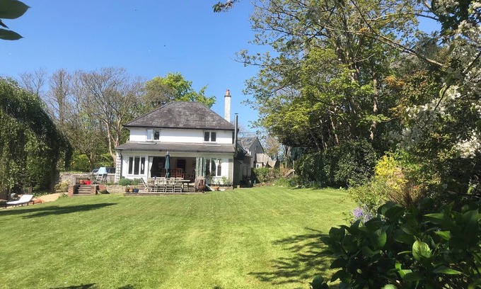 New Forest District House | Family friendly 6 bedroom house, in a New Forest coastal village with beach.