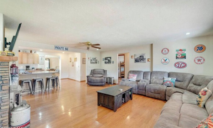 Williams House | Family Friendly, Great for Big Groups, Large Parking Area !