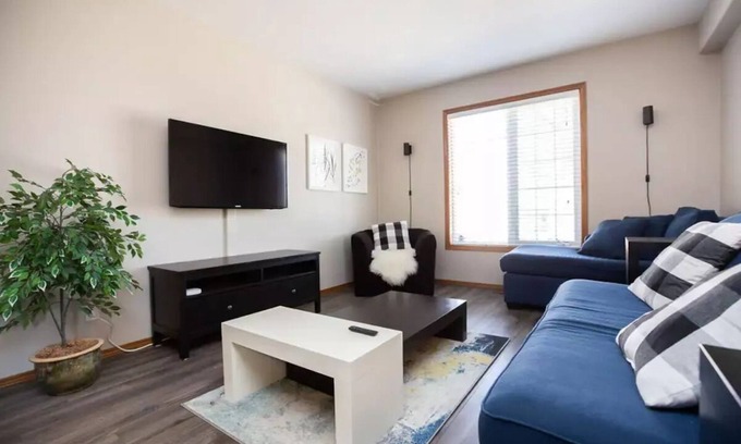 Winnipeg House | Family-Friendly Haven in Trendy South Osborne: 5-Star Comfort and Convenience!
