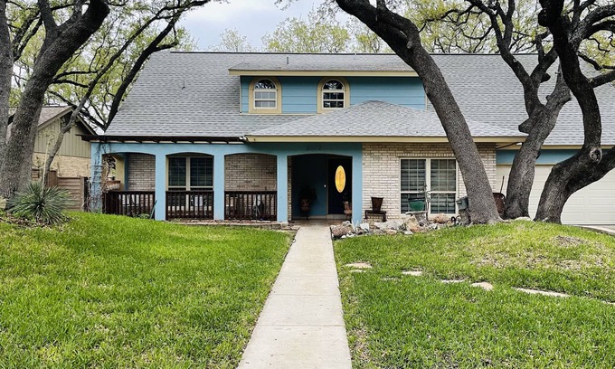 Vance Jackson House | Family Friendly Home in Charter Oaks