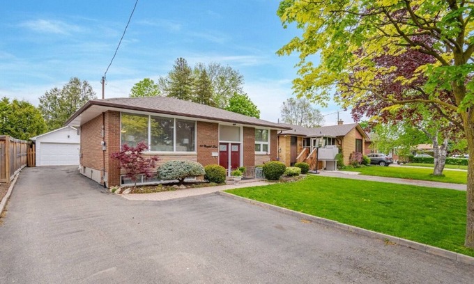 Brampton House | Family - friendly home .5 minutes to northwood park