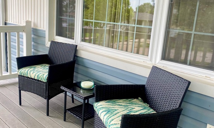 Southeast Omaha House | Family Friendly Home Min to Zoo, I80, Large Porch, Off Street Parking, Sleeps 8+