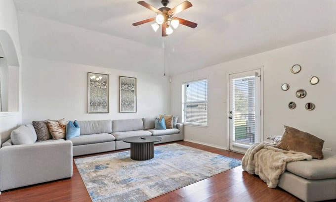 Clodine House | Family Friendly Home With Free Snacks & Fast WiFi
