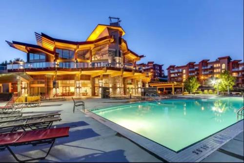Central Okanagan Apartment | Family-friendly lake view Luxury condo with AC, pool, Hot tub, near winery and shopping center