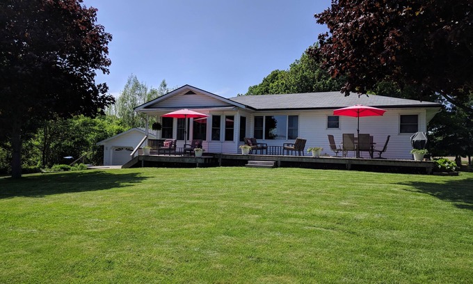 Thamesville House | Family-Friendly Lake Erie Rondeau Retreat