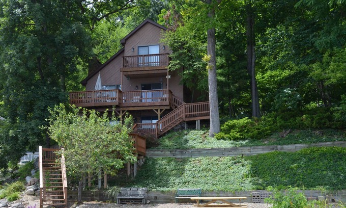 Onsted House | Family-Friendly Lake Home