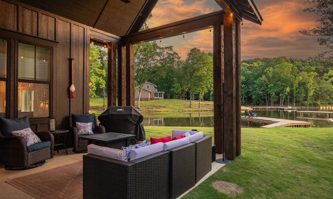 Dadeville House | Family friendly Lakehouse- private dock, kayaks & SUP board. Neighborhood pool!