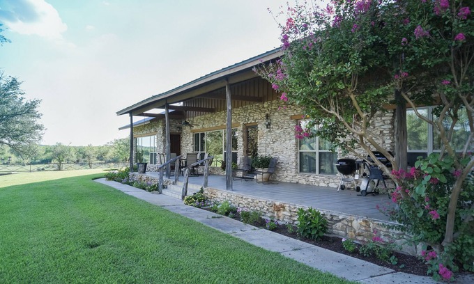 San Saba House | Family-friendly large home also great for girls' weekends and guy's getaways