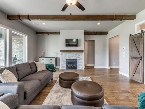 Edmond House | Family-Friendly Luxury- 5BR Home near Woodlands