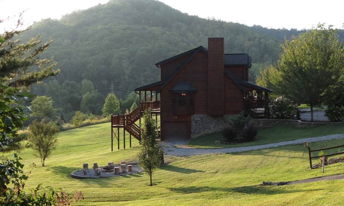 Wears Valley Cabin | Family Friendly, No Steep Roads, Mountain View, Large Yard, Fire Pit, Wi-Fi