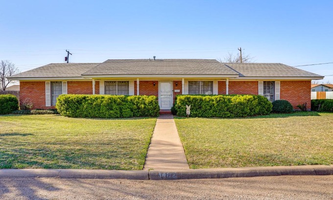 Stamford House | Family Friendly Peaceful Home in Stamford!