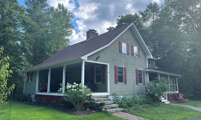 Brunswick Cottage | Family friendly pond-side retreat - Short distance to Bowdoin, beaches, hikes