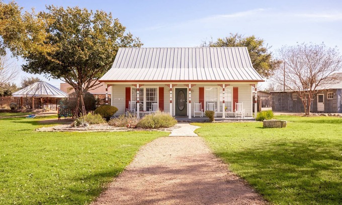 New Braunfels House | Family-Friendly Ranch House – Dog Friendly King Suite, Full Kitchen with Back Patio & Outdoor Space