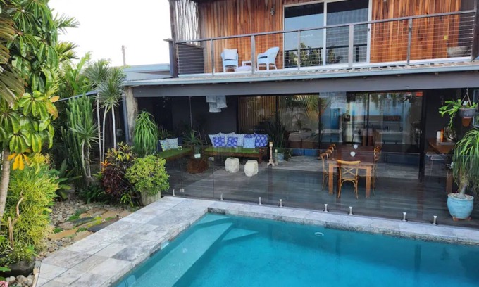 North Creek House | Family friendly retreat 5 minutes stroll to the beach!