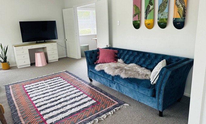 Lynmore House | Family friendly retreat - 1 min walk to redwoods, large back lawn and sunny deck