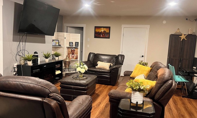 Yellowknife House | Family friendly Spacious 4-bedroom house in enchanting Yellowknife with WiFi