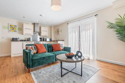 Leicester City Centre Apartment | Family Friendly Spacious 3-Bed Ground Floor Apartment in Central Location, Free Wi-Fi, Sleeps 7