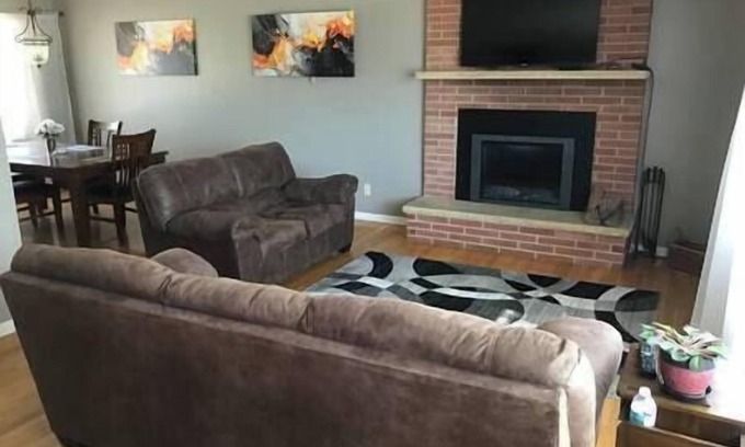 Dubuque House | Family friendly spacious with jacuzzi & fireplace!