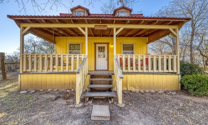 Fredericksburg Cabin | Family-friendly cabin w/ a shared hot tub, playground, & firepit!
