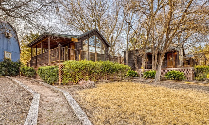 Fredericksburg Cabin | Family-friendly cabin at a working winery w/ shared hot tub, BBQ, & firepit!