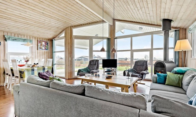 Ronde House | Family-friendly vacation home with sauna and inviting garden.