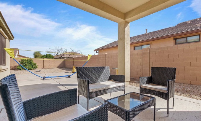 Palm Valley House | Family Friendly w/Badminton | Goodyear Park
