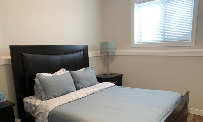 Saskatoon House | ★Family Friendly★Beautiful Bright 2 BDR 1 sofa bed Suite★Pets Welcome★