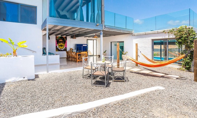 Tabayesco Villa | Family/Friends sized Luxury Villa, 1 km to the beach, private pool, sea views, gym.