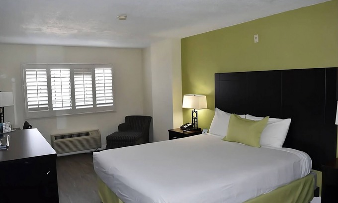 Old Town Hotel | Family Fun at San Diego Convention Center! On-site Parking & Free Breakfast