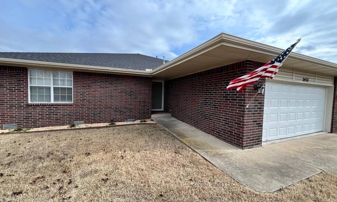 Rogers House | Family Fun! Games, 1G Fast WiFi, 1 King, 2 Queens, & Sofabed, Sleeps 8 in Rogers
