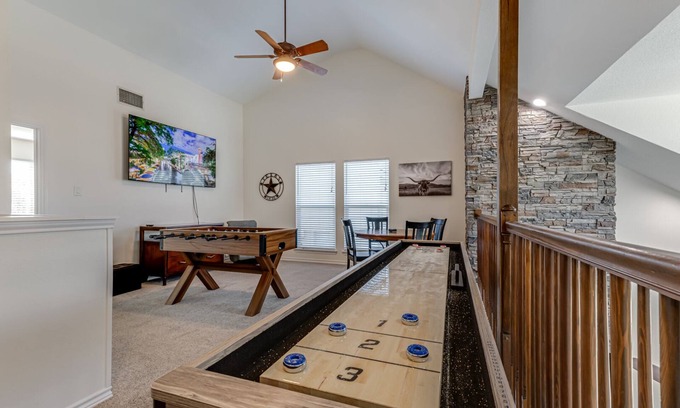 San Antonio House | Family Fun near SixFlags & SeaWorld GameRoom YardGames HotTub 3 KING Beds CLEAN!