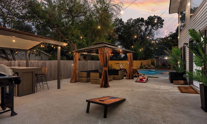 North San Antonio - SAT House | Family Fun Oasis ~ Heated Pool ~ Hot Tub ~ Game Room ~ Outdoor Bar ~ Fire Pit