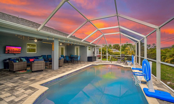 Englewood East House | Family Fun-Relaxing Home w/heated Pool & Game Room
