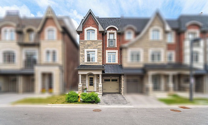 Pine Grove House | Family Gem Modern Townhome - Under 14 mins to Airport, Shops, Mall, Wonderland