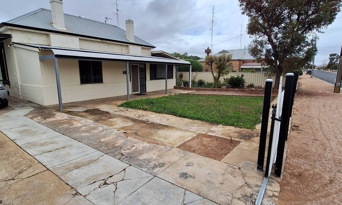 Wallaroo Mines House | Family Getaway - Cosy Retreat On Yorke with 10 Mins to Beach