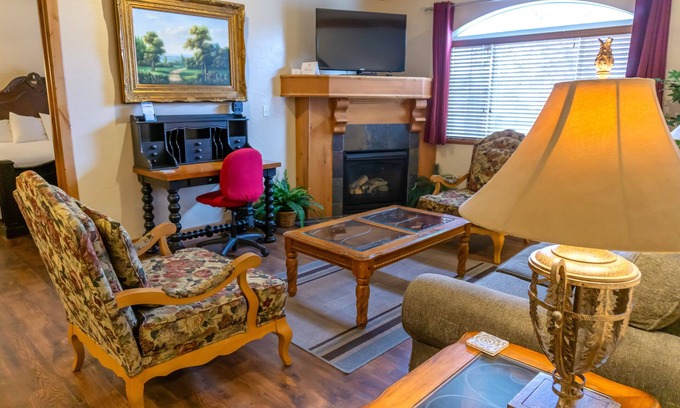 Midway Villa | Family Getaway~Pool, Hot Sprng, Scuba & Ice Castles Villa 1073-1