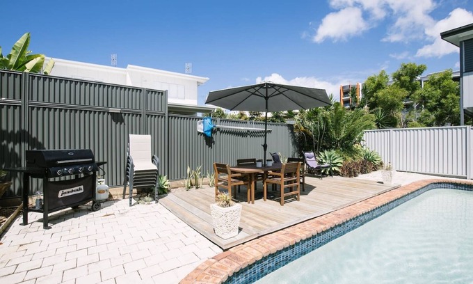 Miami Apartment | Family Getaway + Pool, NBN, Beach and Shops